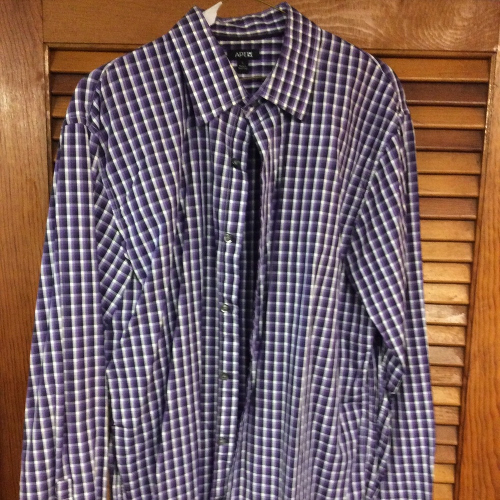 Large Men’s Apt. 9 casual button up shirt